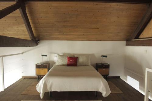 波多的住宿－Nasoni Porto Apartment，一间卧室配有一张带2个床头柜的大床