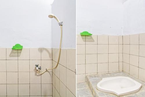 ein Bad mit einer Dusche und einem WC in der Unterkunft SPOT ON 93592 Pondok Backpackers Ardafa Jogja in Manisrenggo