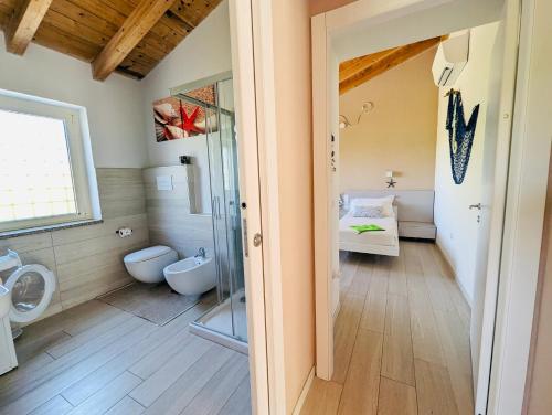 bagno con servizi igienici e lavandino di Luxury Country Villa by SardiniaGem, walk to beach a Orosei