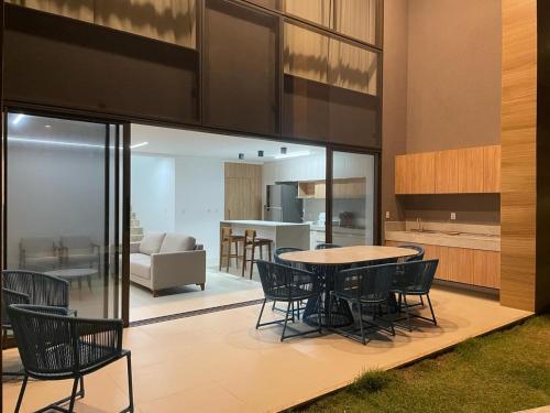 Refúgio em Condomínio- Flecheiras في ترايري: غرفة طعام ومطبخ مع طاولة وكراسي