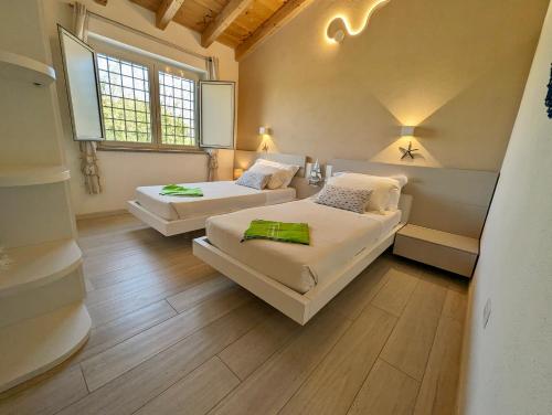 オロゼーイにあるLuxury Country Villa by SardiniaGem, walk to beachのベッドルーム1室(ベッド2台、窓付)