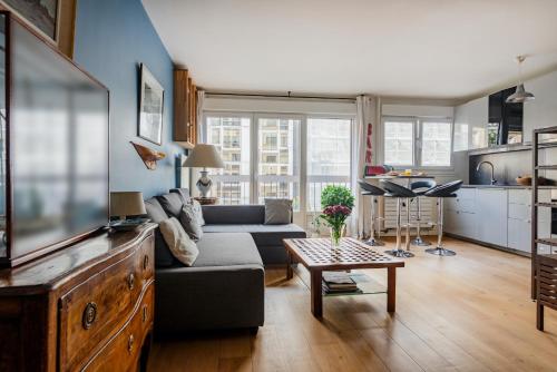 un salon avec un canapé et une table dans l'établissement Eiffel Tower Elegant Residence, à Paris