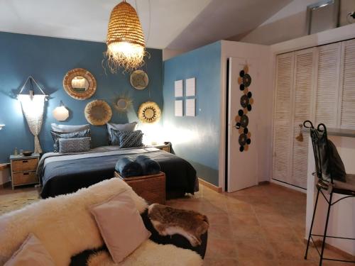 1 dormitorio con 1 cama y 1 sofá en Studio au milieu d une oliveraie Le Mas de la huppe, en Tourrettes-sur-Loup