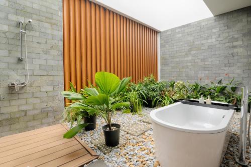 Ένα μπάνιο στο Mövenpick Villas & Residences Phu Quoc