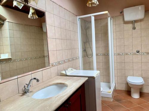 a bathroom with a sink and a toilet at Il Casale - tra Passato e Modernità 