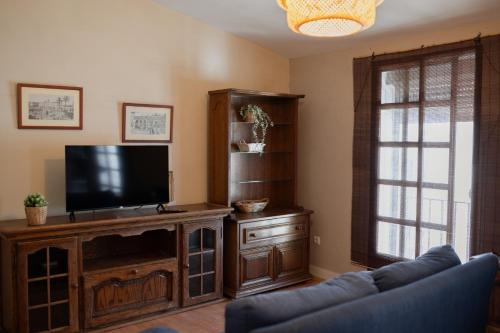 a living room with a tv and a couch at Apartamento El Catavino in Jerez de la Frontera