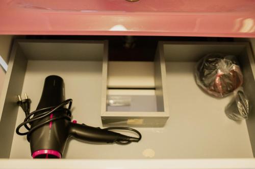 a kitchen with a sink with a faucet and a cabinet at Apartamento El Catavino in Jerez de la Frontera