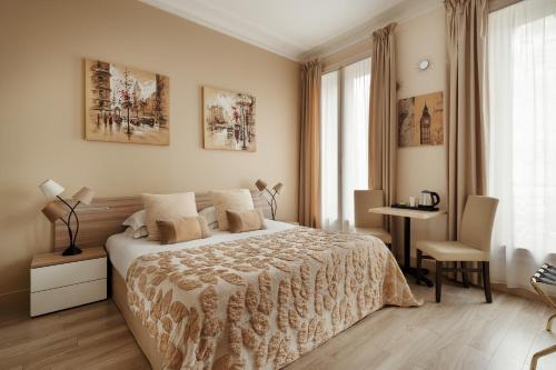une chambre avec un lit, un bureau et une fenêtre dans l'établissement Hôtel d'Argenson, à Paris