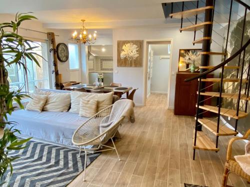 un salon avec un lit et une salle à manger dans l'établissement Les Logis Aux portes de la Vallée de Chevreuse, à Gometz-le-Châtel