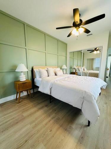 a bedroom with a bed and a ceiling fan at Miami Coral Gables Studio near Airport and Beaches in Miami