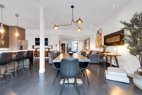 - une salle à manger et un salon avec une table et des chaises dans l'établissement Liv MTL Plato, à Montréal
