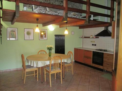 Brissago ValtravagliaにあるLa Casa del Borgoのキッチン、ダイニングルーム(テーブル、椅子付)