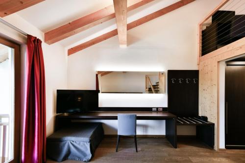 a room with a desk and a chair at Hotel Montana in Vason