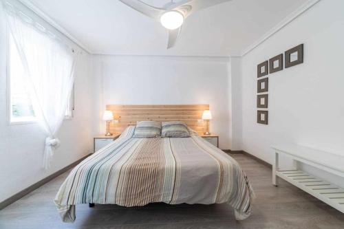 een slaapkamer met een groot bed met 2 kussens bij Piso Carolina in Valencia