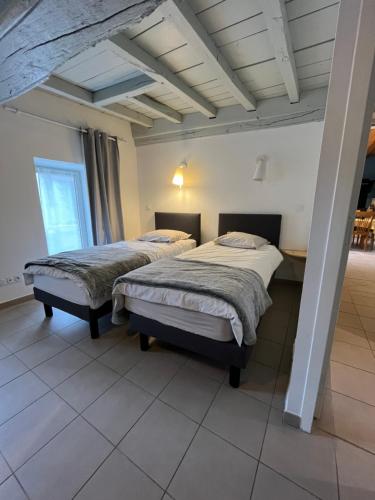 - 2 lits dans une pièce dans l'établissement Gite des laitières en bourgogne, à Saint-Clément-sur-Guye