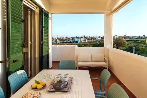 d'une table et de chaises sur un balcon avec vue. dans l'établissement Dimore Anny, à Reitani