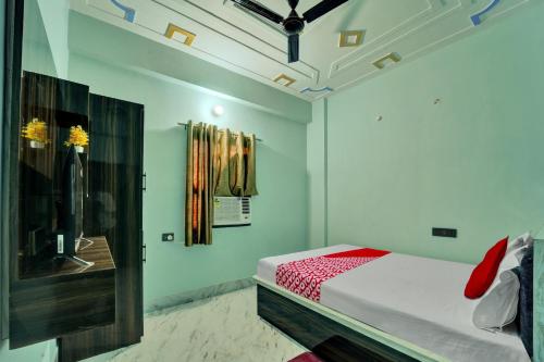 a bedroom with a bed and a mirror in it at OYO Flagship Hotel R P Royal in Patna