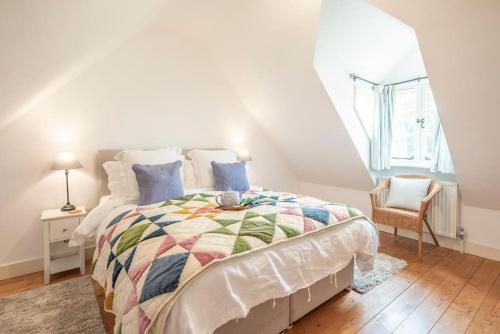 En eller flere senge i et værelse på 3 Old School Cottages, Wissett