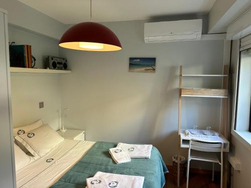 ポルトにあるAnnex bedroom-Oporto Gardenのベッドとランプ付きの小さな部屋