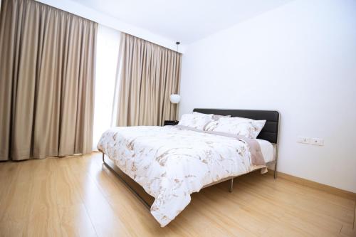 um quarto branco com uma cama com uma cabeceira preta em The Pavilion 1BDR Luxury Apt em Acra