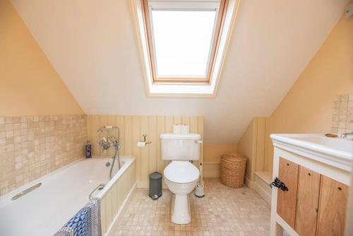 Et badeværelse på 3 Old School Cottages, Wissett
