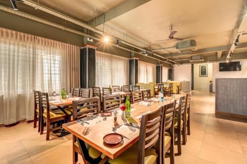Un restaurante u otro lugar para comer en Hotel Hari Govindas Mysore - Explore the Heart of Mysore