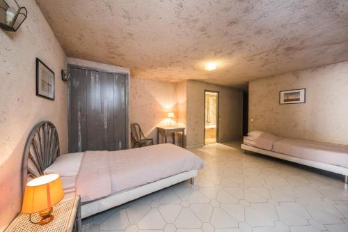 Un dormitorio con una cama y una mesa con una lámpara. en Sapa Di Cala, en Bonifacio