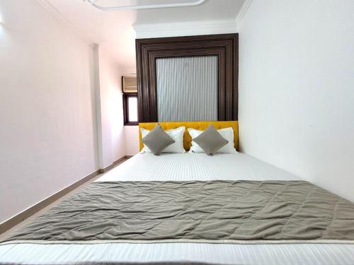 新德里的住宿－HOTEL ANCHAL DX，一间白色客房内配有一张大床的卧室