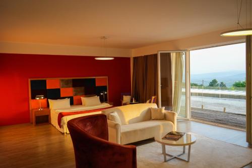 ein Hotelzimmer mit einem Bett und einem Sofa in der Unterkunft Queen Vali Palace in Prilepnica