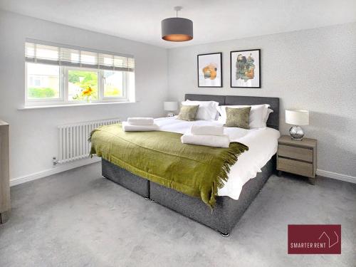 Farnborough - Newly Refurbished 2 Bedroom Home في Blackwater: غرفة نوم بسرير كبير مع شراشف بيضاء