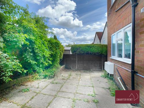 a brick alleyway next to a brick building at Sunninghill Village - 2 Bed - Parking and garden in Ascot