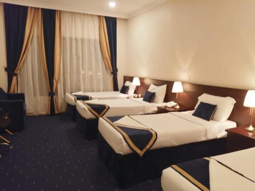 Un pat sau paturi într-o cameră la Emaar Forum
