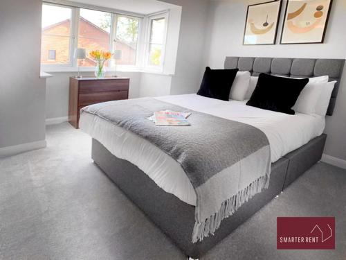 Un dormitorio con una cama grande y una ventana en Wokingham - 2 Bed Stylish House, Central - Parking, en Wokingham