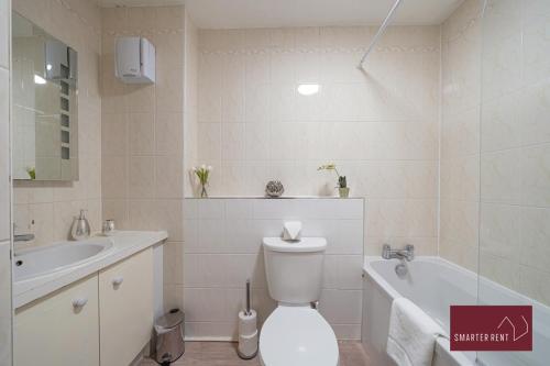 a bathroom with a toilet and a tub and a sink at Maidenhead - 2 Bed & parking in Maidenhead