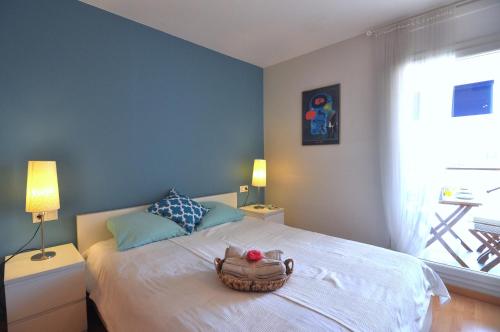 een slaapkamer met een bed met een mand erop bij RNET - 402 - Porto Marina - Roses Costa Brava in Roses