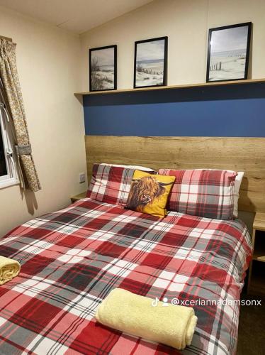 une chambre avec un lit sur lequel est assis un chat dans l'établissement 2 Bed Chalet - Sleeps 5 - Garden - Parking - Wifi, à Prestatyn
