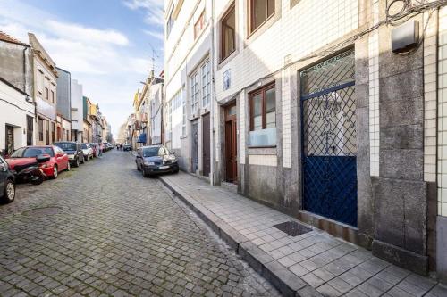 een straat met auto's aan de zijkant van een gebouw bij Studio de luxo no Porto - T0 in Porto