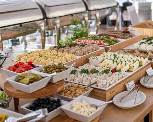 ein Buffet mit verschiedenen Speisen auf dem Tisch in der Unterkunft Omega Hotel in Olsztyn