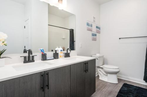 uma casa de banho com um lavatório e um WC em Corporate Housing by MGM em Whitestown