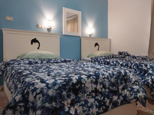 1 Schlafzimmer mit 2 Betten und blauen Wänden in der Unterkunft Jasmine villa in Hurghada