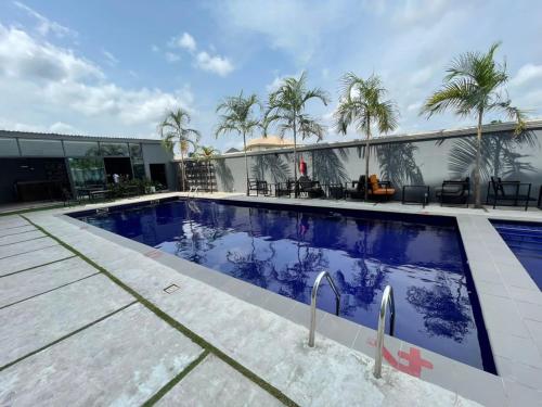 萊基的住宿－Blue Apple Hotel，棕榈树建筑屋顶上的游泳池