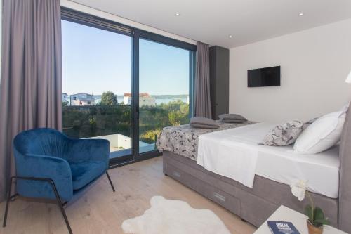 Voodi või voodid majutusasutuse Luxury Villa Lux with Heated Pool toas