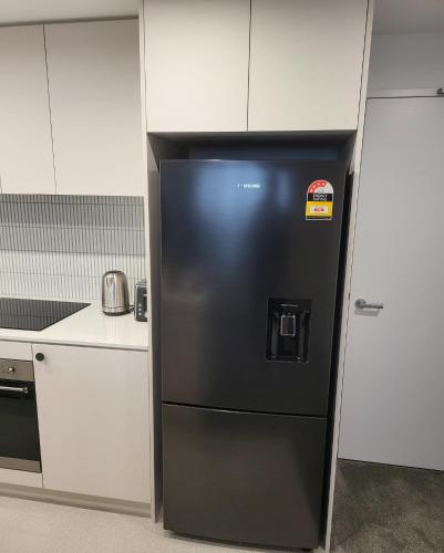 Dapur atau dapur kecil di 2 Bedroom Apartment on Nightfall