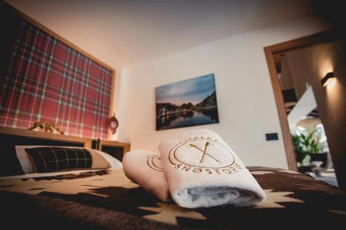 a hotel room with a towel on the bed at Chalet Snostorm in Crépin