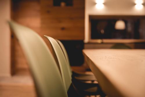 una fila de sillas en una mesa en un restaurante en Chalet Snostorm, en Crépin