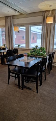 a dining room with a large table and chairs at Rasta Grums in Grums