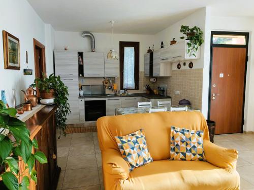 a living room with a couch and a kitchen at La Casa di LiLi in Pontassieve