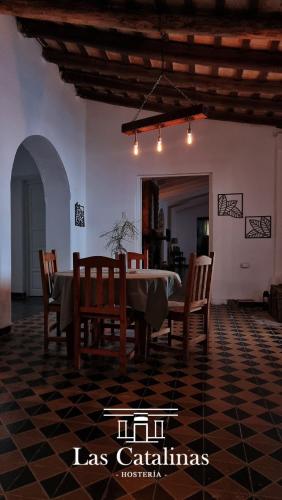 a dining room with a table and some chairs at Las catalinas hospedajes in Chilecito