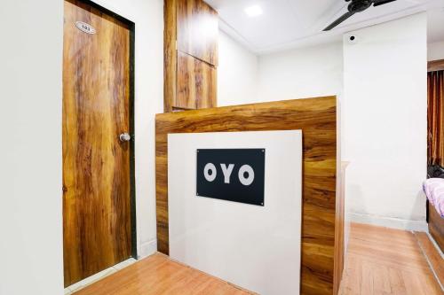 een kamer met een deur met een bord erop bij Hotel Apollo in Ahmedabad