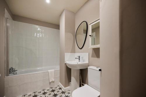 y baño con lavabo, aseo y bañera. en The Deptford Hideout - Lovely 1BDR Flat, en Londres